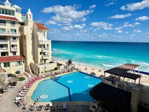 坎昆Cancun Plaza - Best Beach的享有游泳池和海滩的景色