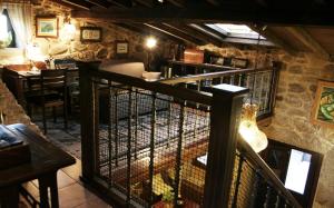 博伊罗代菲洛梅娜旅馆的餐厅的螺旋楼梯,带有酒吧