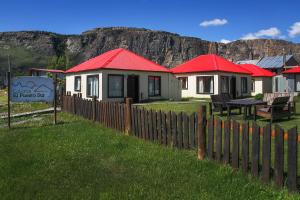 厄尔查尔坦卡瓦尼亚斯埃尔佩斯拓苏尔山林小屋的围栏后面一排有红色屋顶的房屋