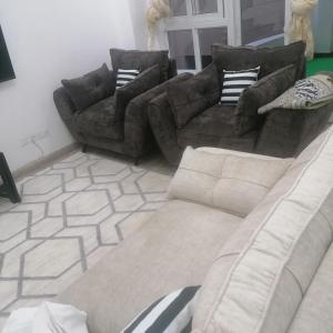 内罗毕4bedroom westlands raphta Nairobi的带沙发和沙发的客厅