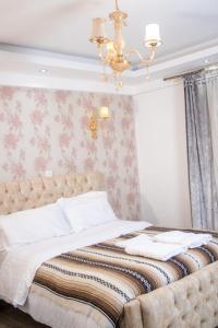 内罗毕4bedroom westlands raphta Nairobi的一间卧室配有一张带吊灯的大床