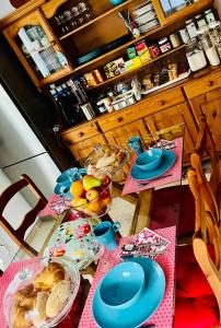 圣米格尔德阿沃纳Bed & Breakfast Tenerife的厨房里一张带食物盘的桌子