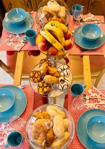 圣米格尔德阿沃纳Bed & Breakfast Tenerife的桌上放有盘子和碗的食物
