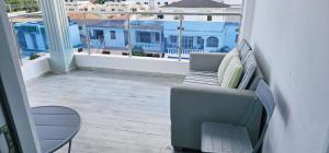 圣佩德罗-德马科里斯Casa familiar的阳台配有沙发和椅子,位于庭院