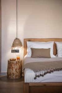 干尼亚Nomada Chania 2的一间卧室配有一张床和一张带台灯的桌子