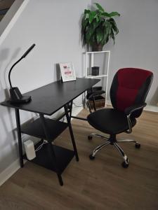 里贾纳Newly Renovated Suite的一张带红色椅子和灯的黑色书桌