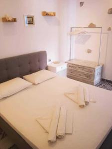 卡利诺岛Kalymnos Platy Gialos Mousellis Makis Apartments的一间卧室配有带毛巾的床