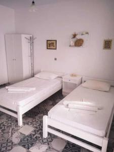 Kalymnos Platy Gialos Mousellis Makis Apartments客房内的一张或多张床位