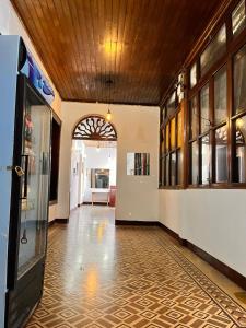 危地马拉Hotel Letona的建筑中带拱门的空走廊