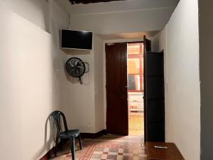 危地马拉Hotel Letona的走廊设有门、椅子和电视