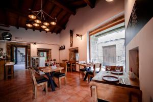 Pazos de Arenteiro阿尔迪帕索斯德阿仁泰洛乡村民宿的一间用餐室,内设桌椅