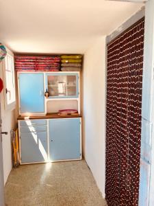 LaTerestone的一间小厨房,房间内有蓝色的橱柜