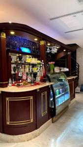 吉达Hayat Al Rose Hotel Appartment的餐厅的酒吧,带台面