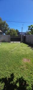 坦迪尔CASA TOBIAS的一个带栅栏和草地的院子