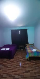 坦迪尔CASA TOBIAS的一间设有两张床和蓝色墙壁的客房