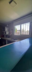 坦迪尔CASA TOBIAS的一间厨房,房间铺有蓝色地板