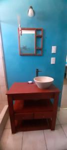 坦迪尔CASA TOBIAS的浴室设有水槽和蓝色墙壁上的镜子