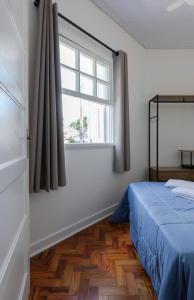圣保罗Sobrado 2 dormitórios no Tatuapé的一间卧室设有一张床和一个窗口