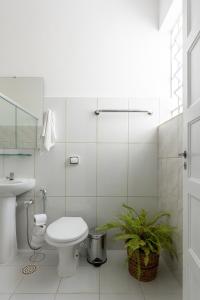 圣保罗Sobrado 2 dormitórios no Tatuapé的白色的浴室设有卫生间和水槽。