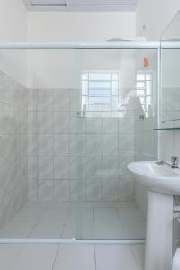 圣保罗Sobrado 2 dormitórios no Tatuapé的白色的浴室设有水槽和镜子