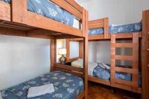 圣保罗Sobrado 2 dormitórios no Tatuapé的双层床间 - 带两张双层床