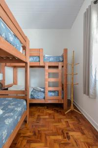 圣保罗Sobrado 2 dormitórios no Tatuapé的一间卧室设有两张双层床,铺有木地板。