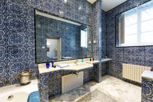 拉马萨Arabesque House的蓝色的浴室设有水槽和镜子