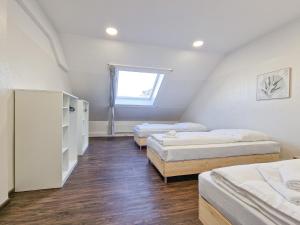 杜塞尔多夫RAJ Living - City Apartments with 5 Rooms - 10 Min Messe DUS的带三张床和窗户的客房
