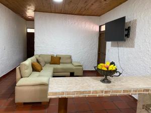 里韦拉Villa Zunilda的带沙发和电视的客厅