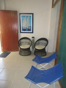 La BocanaHospedaje La Estancia Punta Sal的房间里的两张椅子和一张桌子