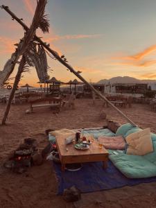 达哈布Black Prince camp的海滩上一组帐篷,配有桌子
