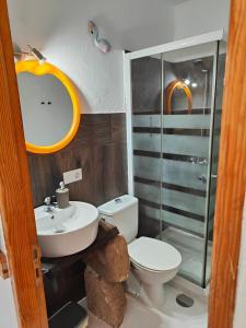 塞博河畔卡莱塔Loft la Caletilla的浴室配有卫生间、盥洗盆和淋浴。