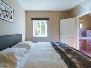 杜柏Beautiful villa in Durbuy的卧室内的一张大床,设有窗户