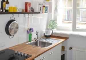 杜塞尔多夫Epic Location的带水槽的厨房台面和窗户