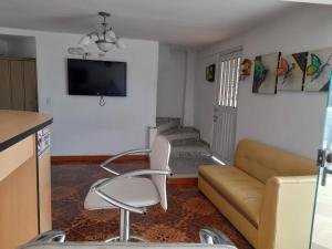 蒙特内哥罗HOTEL PARAISO DE LAS GEMELAS的客厅配有沙发和椅子