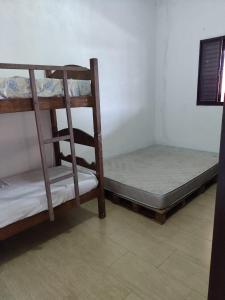 孔芬斯Sitio Cantinho da Alegria的两张双层床,彼此相邻,位于一个房间里