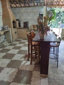 孔芬斯Sitio Cantinho da Alegria的厨房配有桌椅和桌子、四柱四柱四柱四柱床
