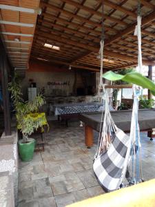 孔芬斯Sitio Cantinho da Alegria的天井上遮阳篷上的吊床