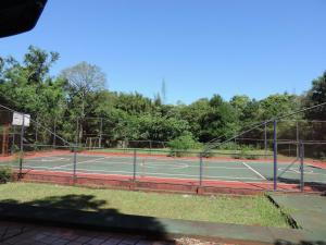 伊瓜苏港Hotel Cabañas del Leñador的网球场和2个网球场