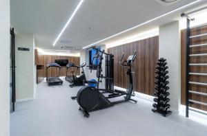 里约热内卢Apartamento Centro/Lapa-RJ Rua Sen. Dantas n.°80的健身房设有数台跑步机和椭圆机