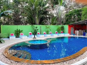 象岛卡姆莱度假酒店的一座大型游泳池四周环绕着蓝色和红色的椅子