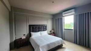 金湖镇小上海会馆的一间卧室设有一张大床和一个窗户。
