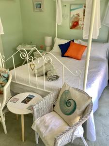 Tura BeachAzalea Bed and Breakfast Hideaway的一间卧室配有两张床和椅子