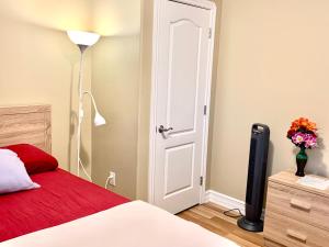 哈利法克斯Vito Place的卧室配有红色的床和白色门