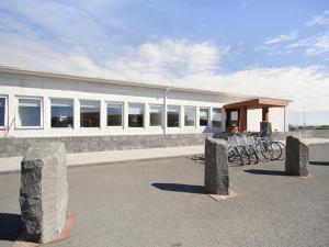 凯夫拉维克KEF Guesthouse by Keflavík airport的一座建筑前面停放着自行车