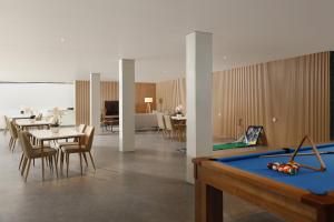 坎古The Bija Villas by Nakula的一间带台球桌和用餐室的房间