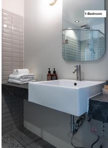 曼谷karaarom hotel的浴室设有白色水槽和镜子