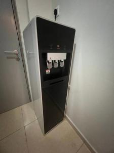 吉隆坡Seeds Hotel Cheras Maluri的浴室设有冰箱,浴室的门是敞开的