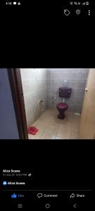 瓜拉比拉Aliza Scawa Homestay的浴室位于货摊,设有紫色卫生间