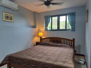 拉威海滩Seaview Eagles Nest Apartments的一间卧室配有一张床和吊扇